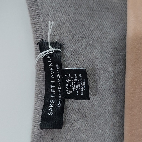 Saks Fifth Avenue Beige/Nude V-Neck Ribbed Cashmere Sweater with Split Sides - Picture 2 of 6